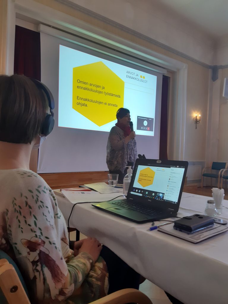 Projektipäällikkö Kaarina Latostenmaa kertoi kaikuja edellisen seminaarin pöytäporinoiden aiheesta Ohjaajana ja ohjattavana.